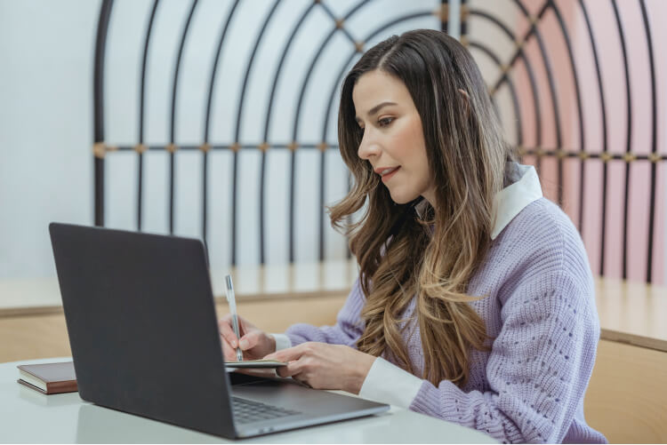 Program-Online Belajar bahasa Inggris dengan kelas full online 100% tanpa harus datang ke center